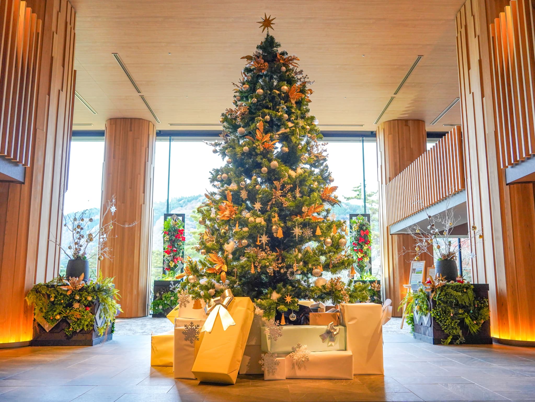 ロビーの四季｜「サステナブル」なクリスマスツリーが登場｜箱根ホテル小涌園【公式】｜藤田観光リゾート