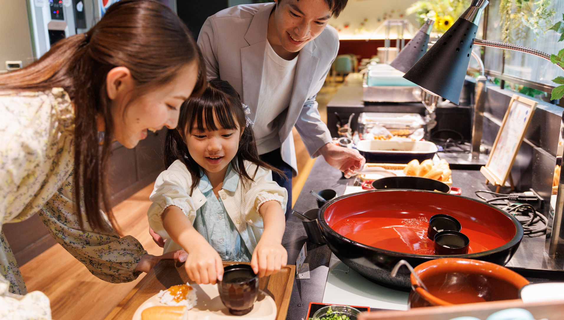 ビュッフェの食事風景の画像