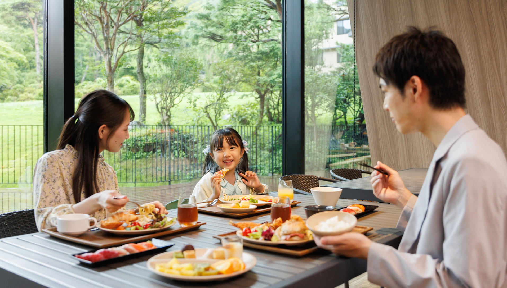 食事風景の画像