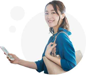 スマートフォンを持つ女性の画像